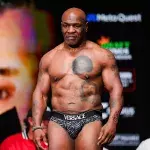 Mike Tyson lors de la pesée avant son combat face à Jake Paul.