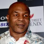 Mike Tyson s'en est pris à un fan lors d'un vol, selon TMZ. 