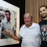 Nico Ali Walsh et Bob Arum devant une photographie d'Arum et Ali