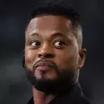 Patrice Evra va passer des terrains de foot aux rings de boxe. 
