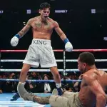Ryan Garcia mettant Devin Haney au tapis