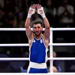 Sofiane Oumiha célèbre devant son public après sa victoire en 8e de finale du tournoi olympique.