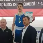 Timofey Shadrin (en bleu), jeune boxeur russe de 14 ans, est décédé. 
