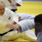 Vlaidmir Poutine est ceinture noire de judo. 