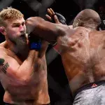 Alexander Gustafsson dans la cage de l'UFC contre Jon Jones