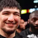 Baysangur "Baki" Chamsoudinov et Cédric Doumbé après leur combat au PFL Paris 2. 