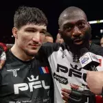 Baysangur "Baki" Chamsoudinov et Cédric Doumbé après leur combat au PFL Paris 2. 