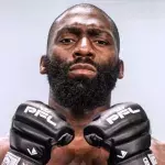 Cédric Doumbé avec les gants du PFL. 