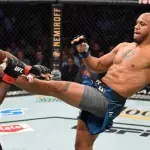 Ciryl Gane face à Derrick Lewis lors de l'UFC 265. 