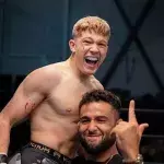 Edwin Petrea porté en triomphe par son entraîneur après sa victoire par TKO.