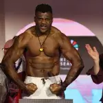 Francis Ngannou à la pesée avant son combat de boxe face à Anthony Joshua.