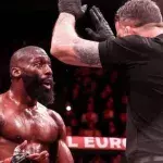 L'arbitre Marc Goddard a arre^té Cédric Doumbé dans le 3e round de son combat contre Baki. 