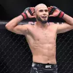 Muhammad Mokaev dans la cage de l'UFC