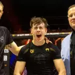 Paul Denis Navero entouré de son agent Alex et du président de l'Hexagone MMA, Jérôme Pourrut. 
