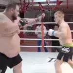 Plus de 140 kilos d'écart entre ces deux combattants de MMA. 