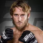 Ragnar Le Breton avec l'équipement de l'Ares FC, organisation française de MMA. 