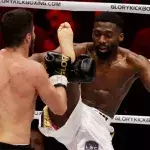 Cédric Doumbé lors d'un combat de kickboxing au Glory. 