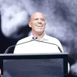 Royce Gracie lors de son discours d'intronisation au Hall of Fame de l'UFC en 2021