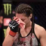 UFC 254 : L'énorme coupure au nez de cette combattante 