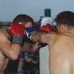 Un combattant de MMA devient fou et s'acharne sur son adversaire KO