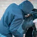 Un homme en train de se faire agresser 