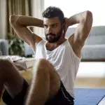 Homme faisant du sport à la maison