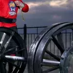 Le strongman de 170 kg The Beast s'essaie au surf et le résultat est forcément magique !