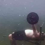 Il bat le record du monde de développé couché... sous l'eau !