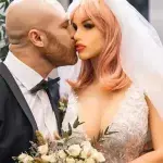 Un bodybuilder se marie avec sa poupée gonflable