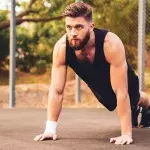 Un sportif en position de pompe
