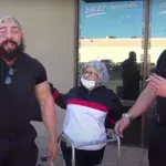 Une bodybuildeuse pro se déguise en mamie et surprend toute la salle