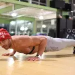 Un pratiquant de musculation réalisant une pompe