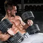 5 exercices pour vous bâtir les pecs avec des haltères