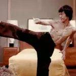 Bruce Lee pratiquait la musculation à côté des arts martiaux. 