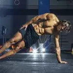 Comment travailler les abdominaux et les quadriceps grâce à un seul exercice de gainage