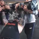 Eddie Hall bat le record du monde de développé incliné avec des haltères de 110kg