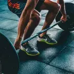 Exercice polyarticulaire : développé militaire, rowing yates... les meilleurs exercices composés