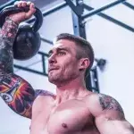 Jay T Maryniak nous gratifie d'un finisher qui va vous brûler les épaules 