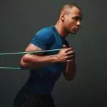 L'élastique, l'accessoire parfait pour travailler tous les muscles du corps