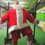 Quand le Père Noël s'entraîne ça envoie du lourd !