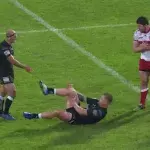 Un rugbyman se déboite le genou en plein match et réagit comme un guerrier