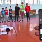 Un Arménien pulvérise le record du monde de pompes à deux doigts !