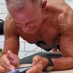 Un homme de 62 ans bat le record du monde de gainage avec un temps monstrueux !