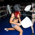Bataille d'oreillers dans un ring