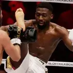 Cédric Doumbé dans un combat de kickboxing au Glory. 