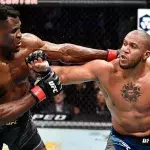Ciryl Gane et Francis Ngannou lors de leur combat à l'UFC 270. 