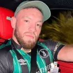 Conor McGregor au volant de sa Ferrari Tributo. 