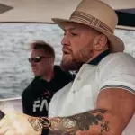 Conor McGregor au volant de son yacht Lamborghini. 