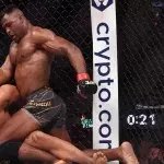 Francis Ngannou face à Ciryl Gane lors de l'UFC 270. 