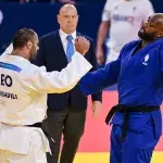 Guram Tushishvili  et Teddy Riner en pleine explication après leur combat ce vendredi 2 août 2024.